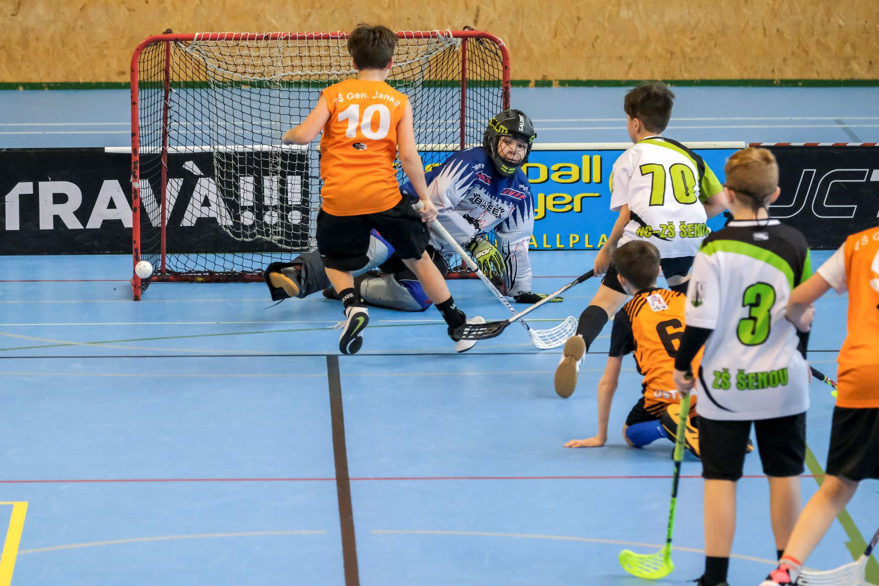Florbalový zápas na Ostravských sportovních hrách. Foto: Adolf Horsinka